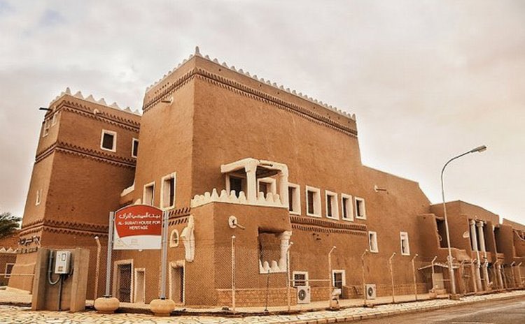 هذا الوشم لا قالوا الوشم هذيك 
دار الكرم والجود وأهل الحميا 

تقول سارة حبها شوف اراضيك 
لو رحت عنها القلب ياناس عيا 

#أمسيات_شقراء