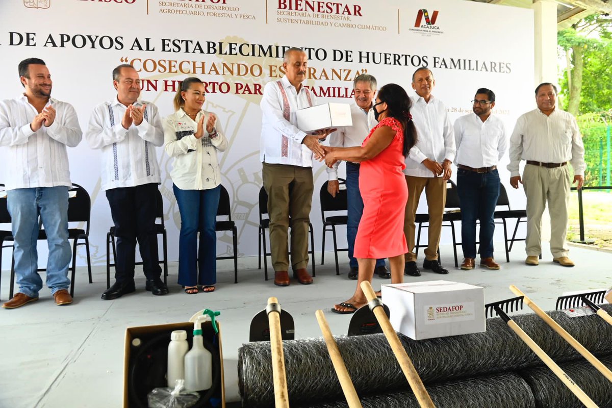 En gira por Nacajuca, en el marco del programa "Cosechando Esperanza" de @sedafoptab en colaboración con <a href="/BienestarGobTab/">Secretaría de Bienestar Tabasco</a>, entregamos 62 paquetes para el establecimiento de huertos familiares del medio rural; 
Abro hilo 👇