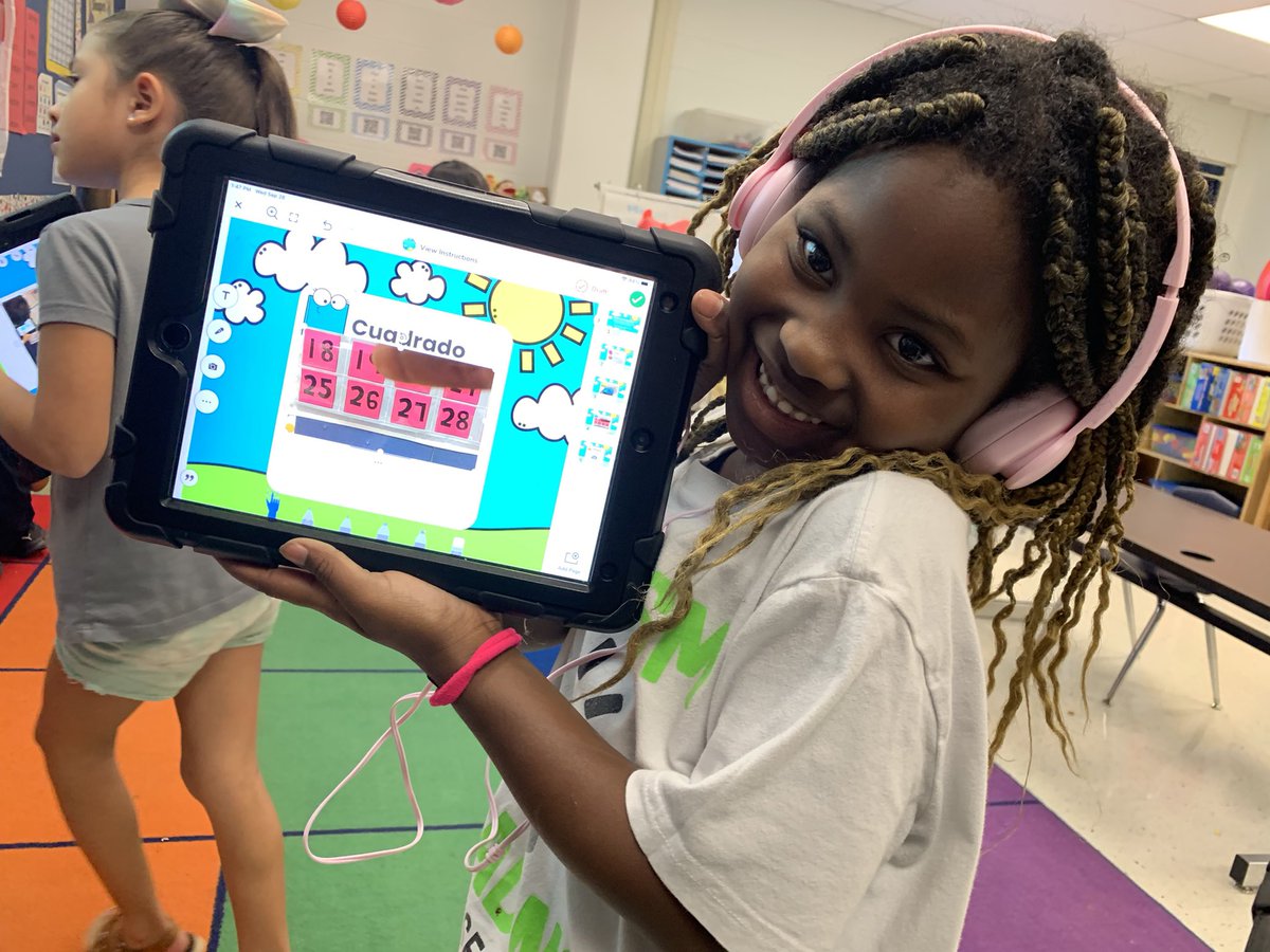 grechterman's tweet photo. Using seesaw look for 2D shapes in our kinder dual language classroom! @NISDForester @NisdBILESL #NISDmath @NISD_ECE #doblesendero https://t.co/iDO18WIKp3