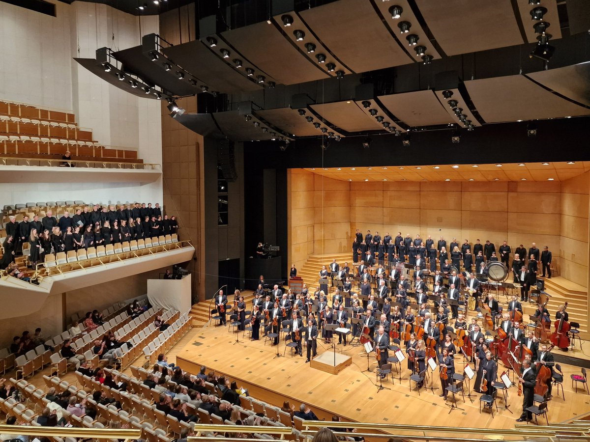 Poln oder nocoj v <a href="/cankarjevdom/">Cankarjev dom</a>! 🎵 Orkester <a href="/SFilharmonija/">SFilharmonija</a> predstavlja izvedbo Ajdičeve kantate Taborišče Ravensbrück, še pred tem pa je s Chopinovim Prvim klavirskim koncertom nastopil pianist Nejc Kamplet. 🎹 Koncert posvečen žrtvam #ukrainewar. 🇺🇦🕯️ #classicalmusic