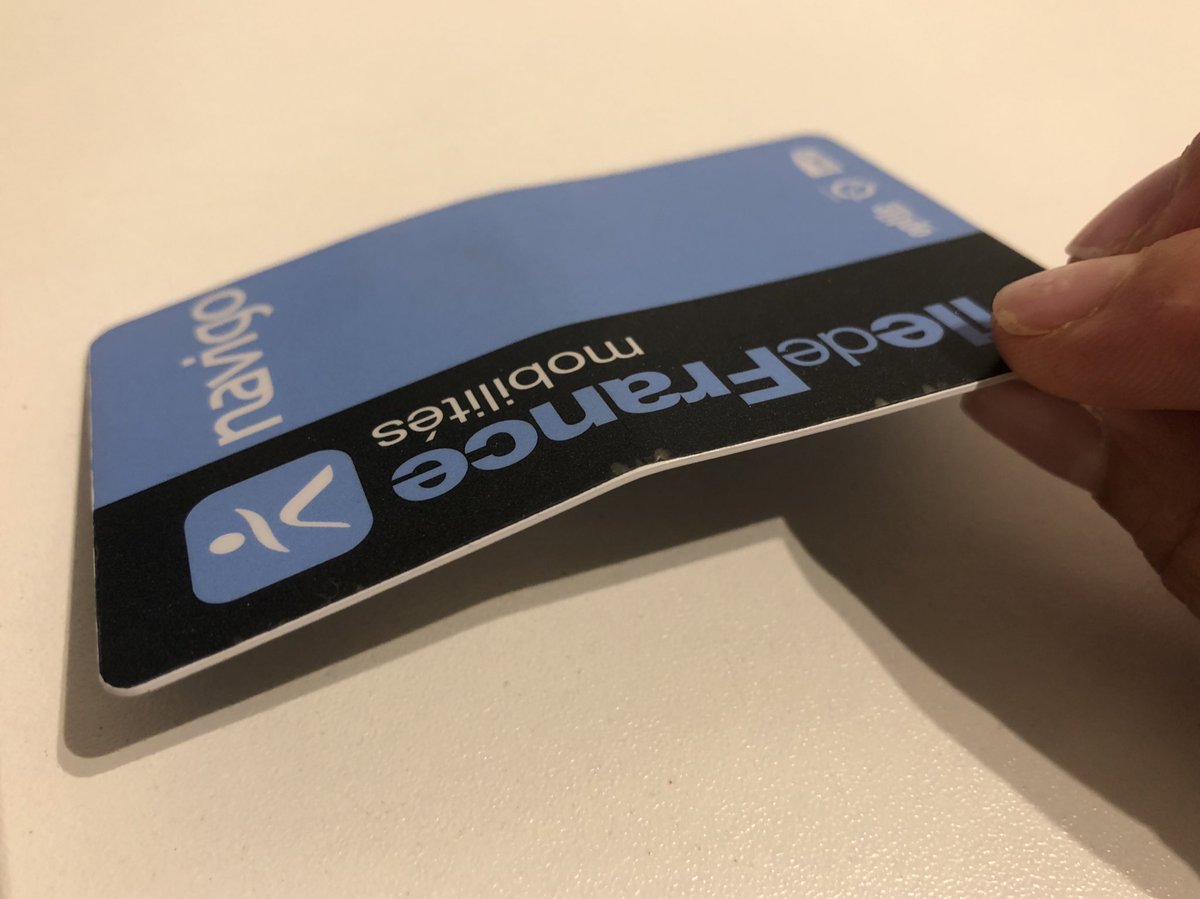 cladelcroix's tweet photo. Au guichet de la RATP. Je tends ma carte (que j’ai fâcheuse tendance à ranger dans ma poche arrière de pantalon).
- Bah Madame, qu’est-ce qu’il est arrivé à votre carte ?
- Je me suis assise dessus…
- Ah oui, elle est ergonomique maintenant.
(La carte à courbure ergonomique😎⬇️) https://t.co/nqx5g2fU8h