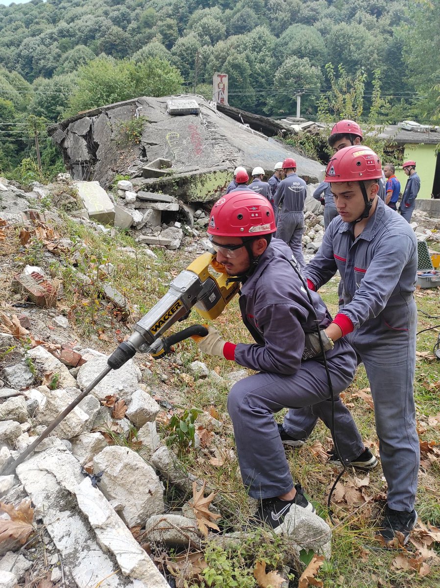 Gençler Arama Kurtarma tatbikatında son derece başarılı çalışmaları ile bu konuda sahaya hazır hale geliyorlar 🤲 @AFAD_gonullu @dogm_arge @sakaryamem