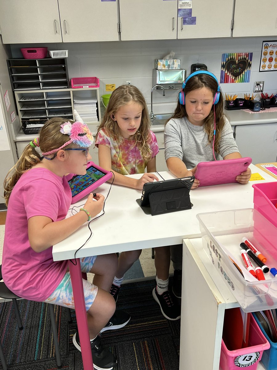HarknessKim's tweet photo. Wacky Wednesday for HOCO week and an Electronics Party! #eeinkee https://t.co/dvfOTlCBUb