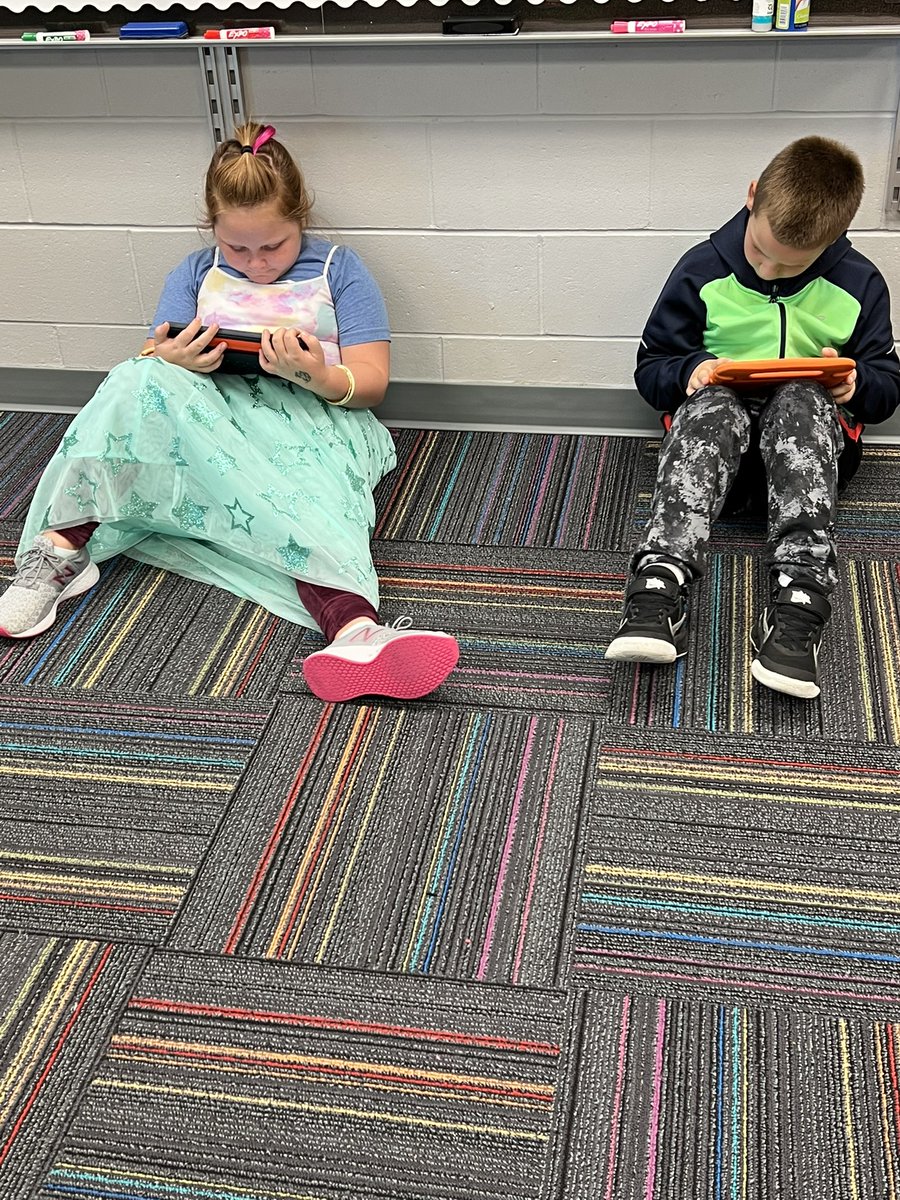 HarknessKim's tweet photo. Wacky Wednesday for HOCO week and an Electronics Party! #eeinkee https://t.co/dvfOTlCBUb
