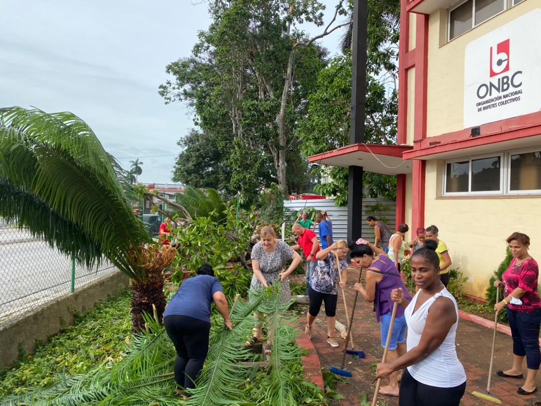 Hoy bien temprano los directivos y trabajadores de la sede de la Junta Directiva Nacional de la <a href="/ONBC_CUBA/">ONBC-CUBA</a>  en jornada de recuperación tras el paso del huracán IAN <a href="/LeonYurka/">Yurka E. León Gómez</a> <a href="/OscarCubaMinjus/">Oscar Silvera Martínez</a>