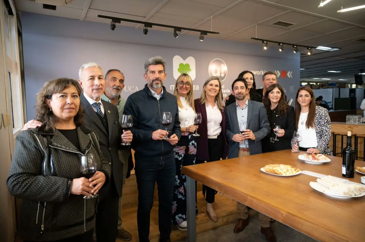 El concurso internacional VINUS, coronó como campeón en la categoría “Tinto Joven” a UMaza Malbec, el vino de la <a href="/UMazaOficial/">Universidad Maza</a>. 
Recibimos a sus representantes en la <a href="/ciudaddemendoza/">Ciudad de Mendoza</a>, Capital Internacional del Vino, para felicitarlos y conocer más de esta excelente propuesta.