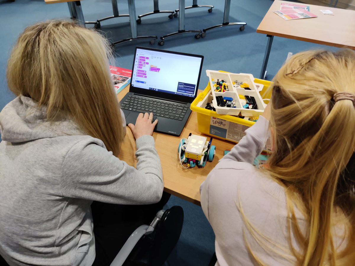 Fantastic evening with @CentreLaois facilitating our introduction to @firstlegoleague @FLLUK Challenge SUPERPOWERED Season! Lots more to come this season, be sure to visit fll.learnit.ie to discover more. Thanks to @scienceirel & @IETeducation for the support.