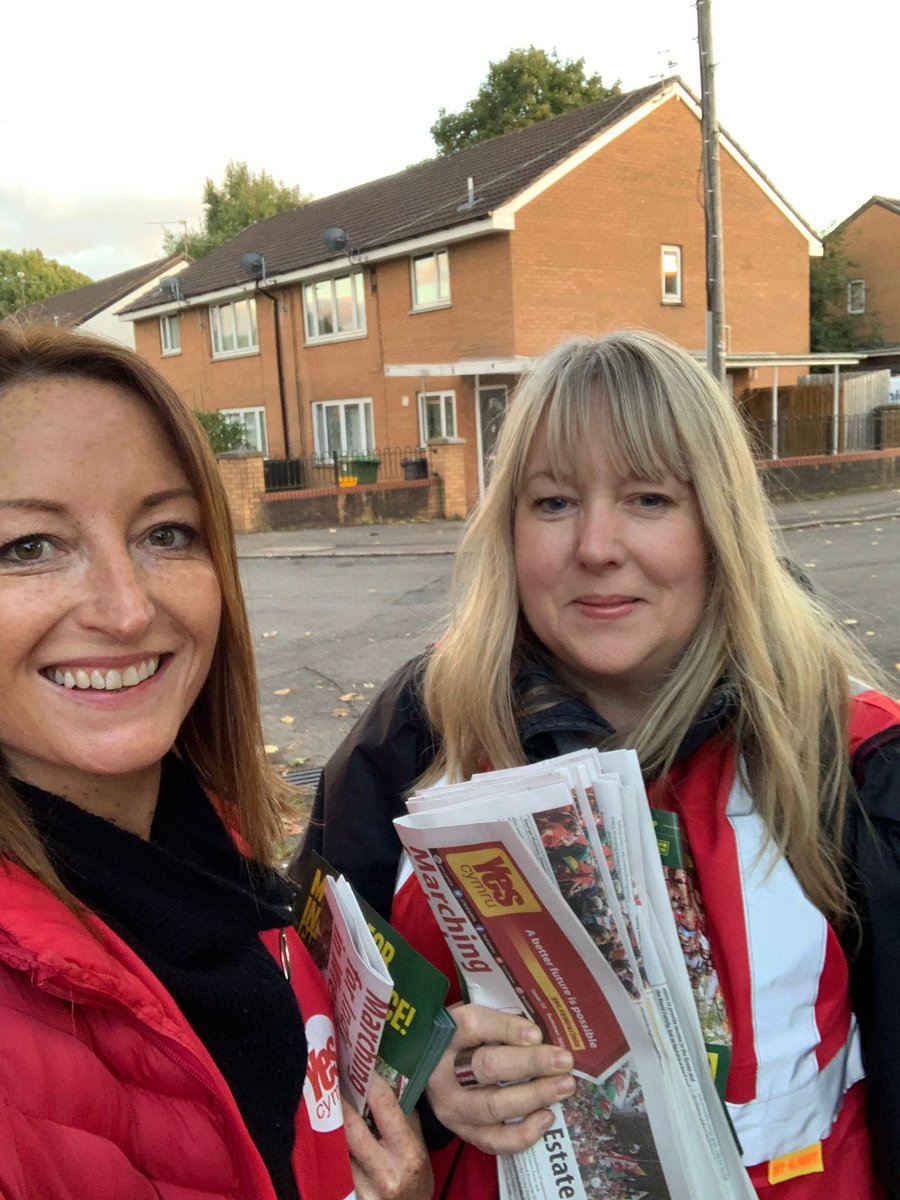 Roedd gan YesCymru Caerdydd grwpiau o wirfoddolwyr mas ar y strydoedd heno yn taflennu yn Grangetown, Treganna, Llanedyrn, Tyllgoed a’r Eglwys Newydd.

Isod, mae’r ddwy Elin yn postio ein paupur newydd a thaflenni yn Nhrelai.
Gwirfoddolwyr yw agwrn cefn #annibyniaeth 🏴󠁧󠁢󠁷󠁬󠁳󠁿