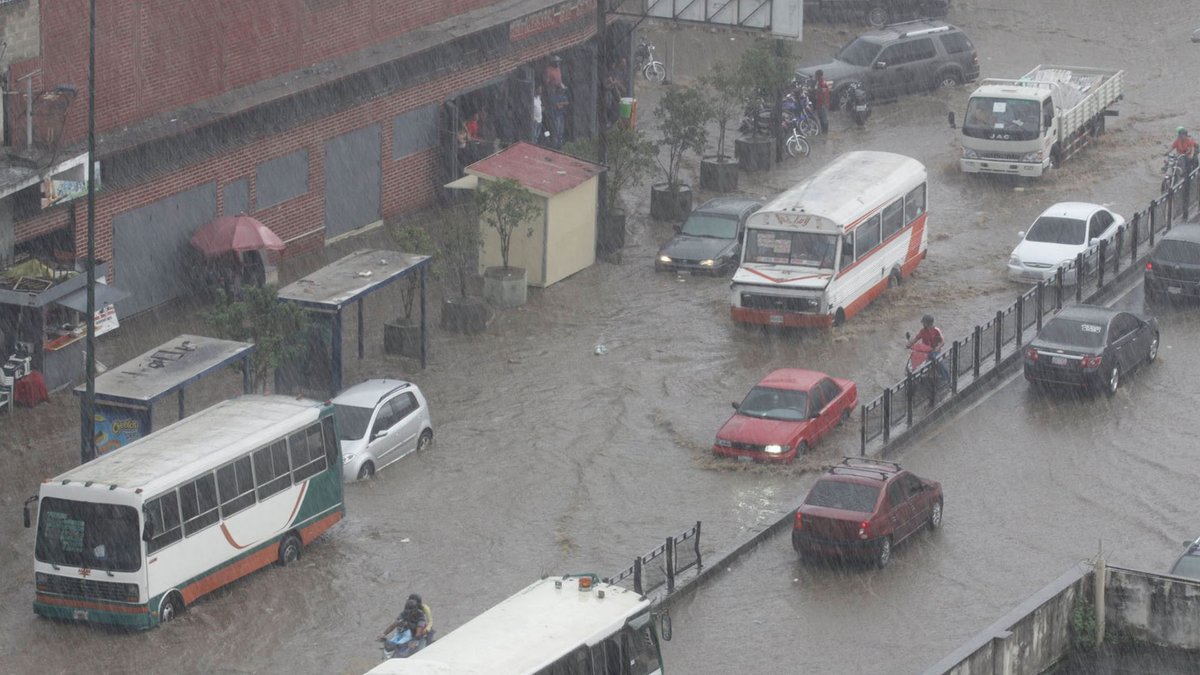 ChiguireBipolar's tweet photo. País que se había arreglado se vuelve a dañar por media hora de lluvia https://t.co/BZpolHlrCK https://t.co/OlB6Ps5r4j