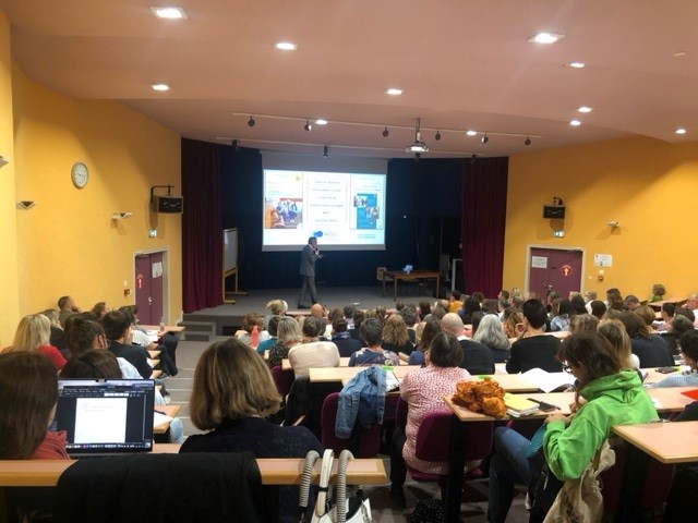 DelphineEc56's tweet photo. Dans l'EC56, plus de 50 écoles, collèges et lycées formés par J-P Bellon à la Méthode de Préoccupation Partagée pour lutter contre le harcèlement scolaire. Une méthode qui met fin de manière efficace aux brimades dans les établissements scolaires. @bellon_jp @Centre_ReSIS @ddec56 https://t.co/brEWSSS1uy