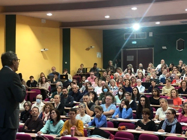 DelphineEc56's tweet photo. Dans l'EC56, plus de 50 écoles, collèges et lycées formés par J-P Bellon à la Méthode de Préoccupation Partagée pour lutter contre le harcèlement scolaire. Une méthode qui met fin de manière efficace aux brimades dans les établissements scolaires. @bellon_jp @Centre_ReSIS @ddec56 https://t.co/brEWSSS1uy