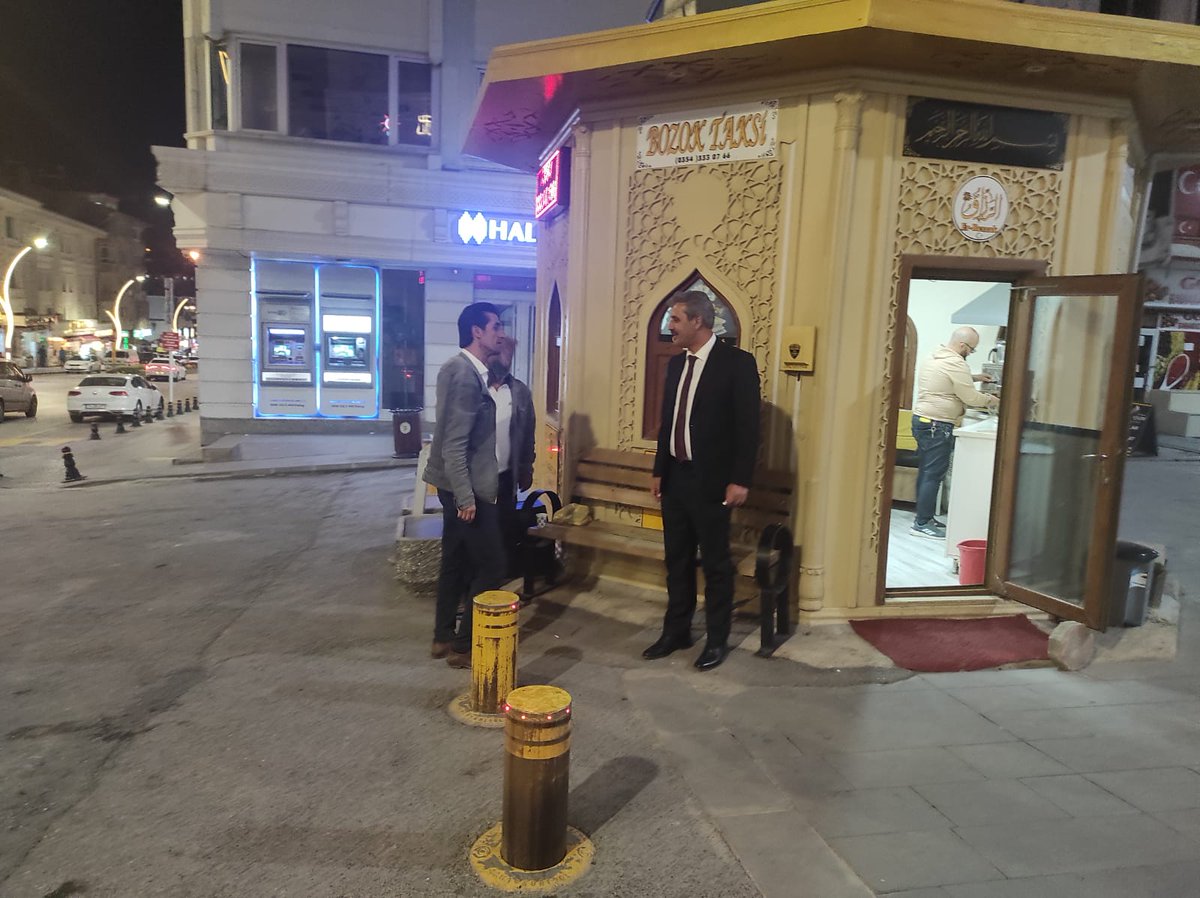 Bi çay molası ☕

Taksici esnafımızın çay davetlerine icabet ettik.
Sıcak çayla birlikte samimi sohbetleri için esnaf kardeşlerime teşekkür ediyorum.

#YozgatBelediyesi 
#GönülBelediyeciliği