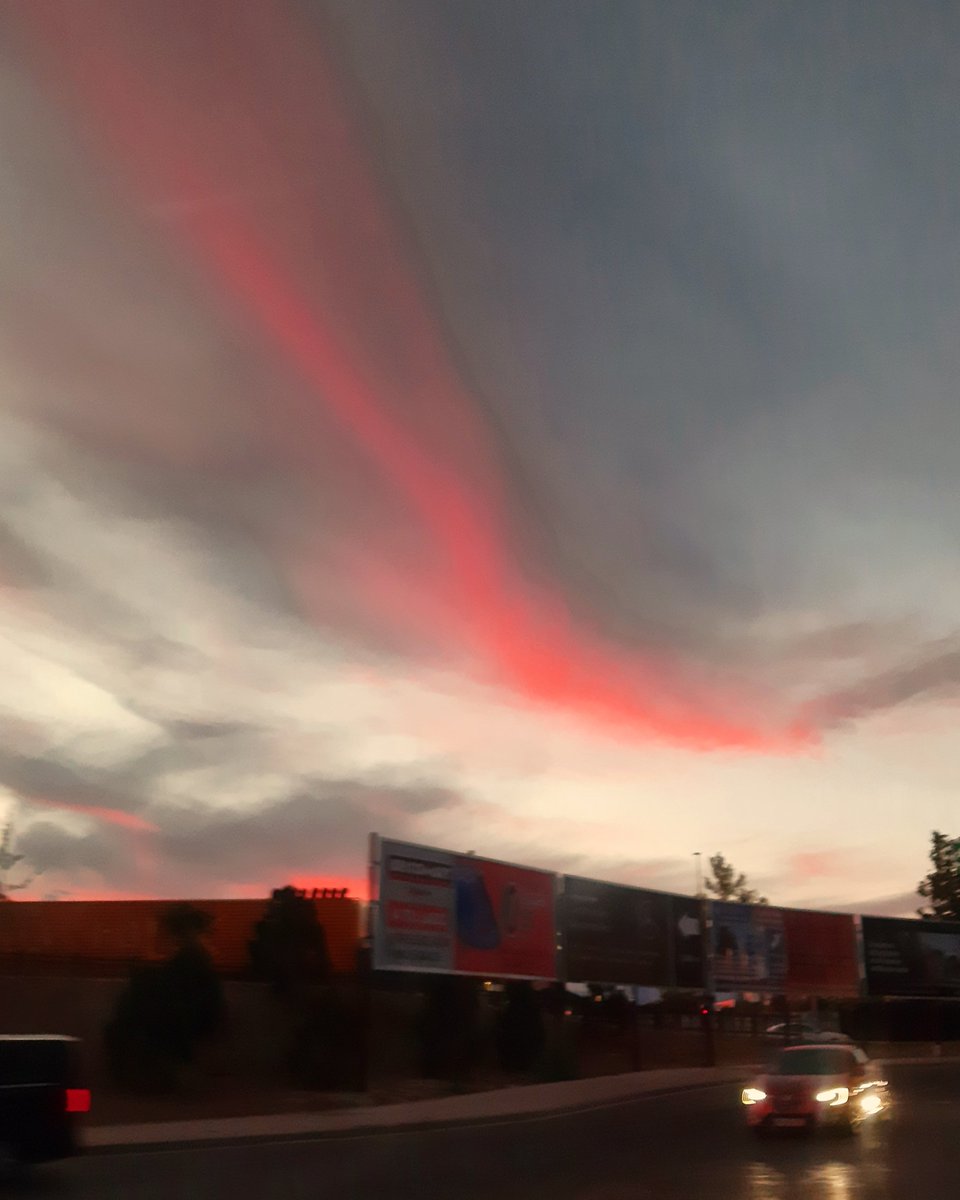 celesgalan64's tweet photo. 1. Viviendo la noticia #desdeelbus , el #atardecer de hoy, que pica, que rabia
😅😅😅 https://t.co/t4VQI8MAvn