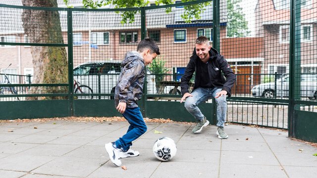 Kansfonds's tweet photo. Bezige broertjes Big Tim en Little Badr verbreden samen de horizon. 💪 
Tim (29) is vrijwilliger bij het door ons gesteunde @BBBSUtrecht, een #maatjesprogramma voor #kinderen uit lage-inkomensgezinnen.
Badr is al een jaar zijn Little. Lees:
👉 https://t.co/X4j78PGAWj
#thuisgeven https://t.co/yP2IZODSSU