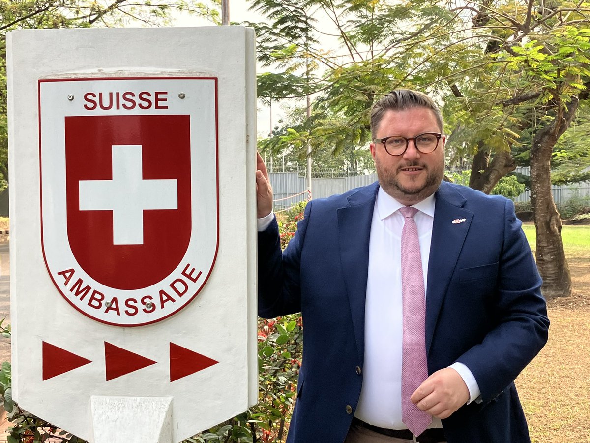 Chères followeuses et chers followers, m’bote ! Voici mon premier tweet depuis #Kinshasa 🇨🇩, où j’entame mes fonctions d’Ambassadeur de Suisse🇨🇭. Je me réjouis d’ores et déjà de renforcer les liens qui unissent nos deux pays, et vous souhaite la bienvenue sur mon compte 🤝 !