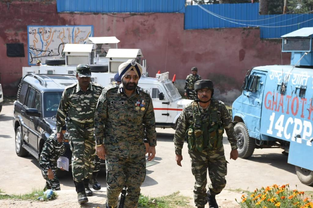 KOSCRPF's tweet photo. Sh. M.S Bhatia, IPS. IG @KOSCRPF visited coys of 14 Bn #CRPF in Keller #Shopian to review the operational preparedness.
He was briefed on the prevailing security situation by the Commanders and also interacted with the troops. 
@crpfindia
@MSBhatiaIPS https://t.co/94wno1jjAG