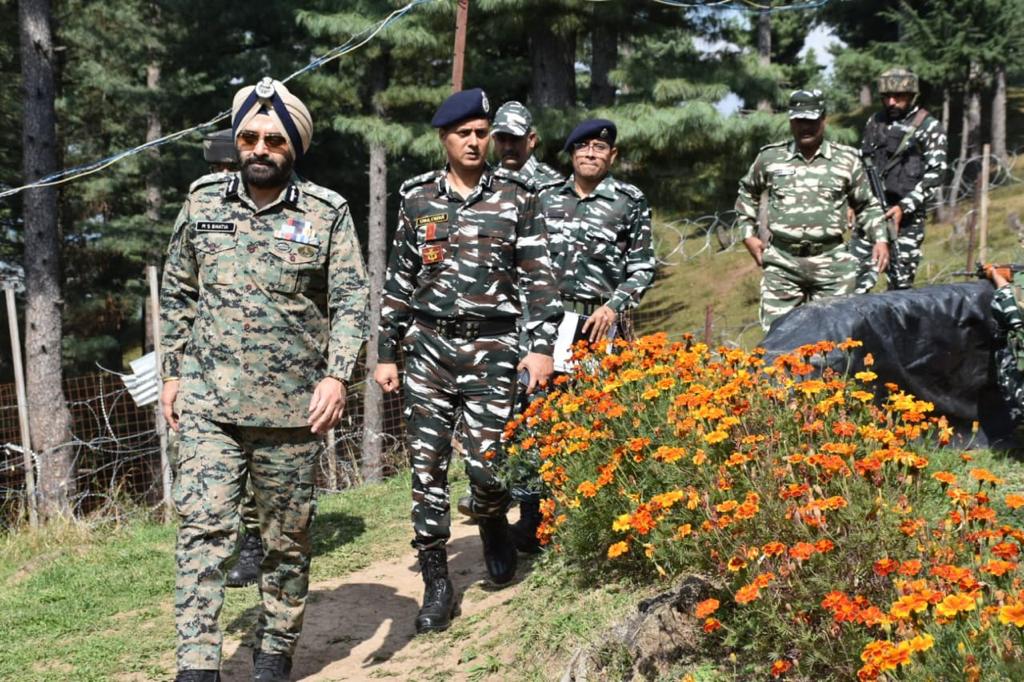 KOSCRPF's tweet photo. Sh. M.S Bhatia, IPS. IG @KOSCRPF visited coys of 14 Bn #CRPF in Keller #Shopian to review the operational preparedness.
He was briefed on the prevailing security situation by the Commanders and also interacted with the troops. 
@crpfindia
@MSBhatiaIPS https://t.co/94wno1jjAG