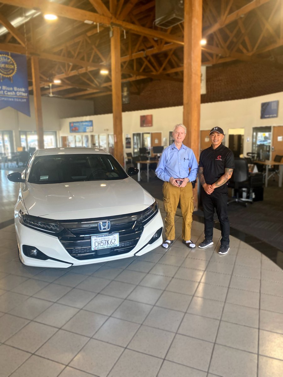 Another happy customer at Honda of Oakland!