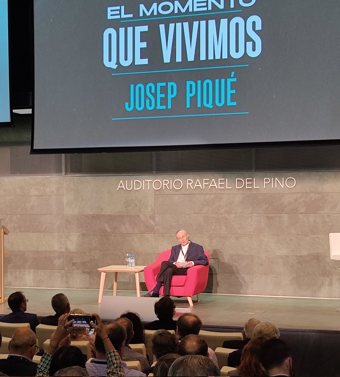 e2kglobal's tweet photo. Enriquecedora visión de cómo está cambiando el mundo de la mano de @joseppiquecamps y una pequeña conversación con nuestro consejero delegado @H_Iglesias sobre la diversificación empresarial #E2KDAY #seguros #E2KBROKERNET https://t.co/pMAftAl44y