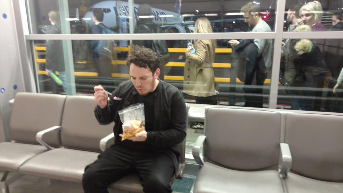 ladbible's tweet photo. This lad's flight got called to the gate so he tucked away his Wetherspoon's breakfast into a clear plastic bag 😂😂 https://t.co/4OpG1T56d9