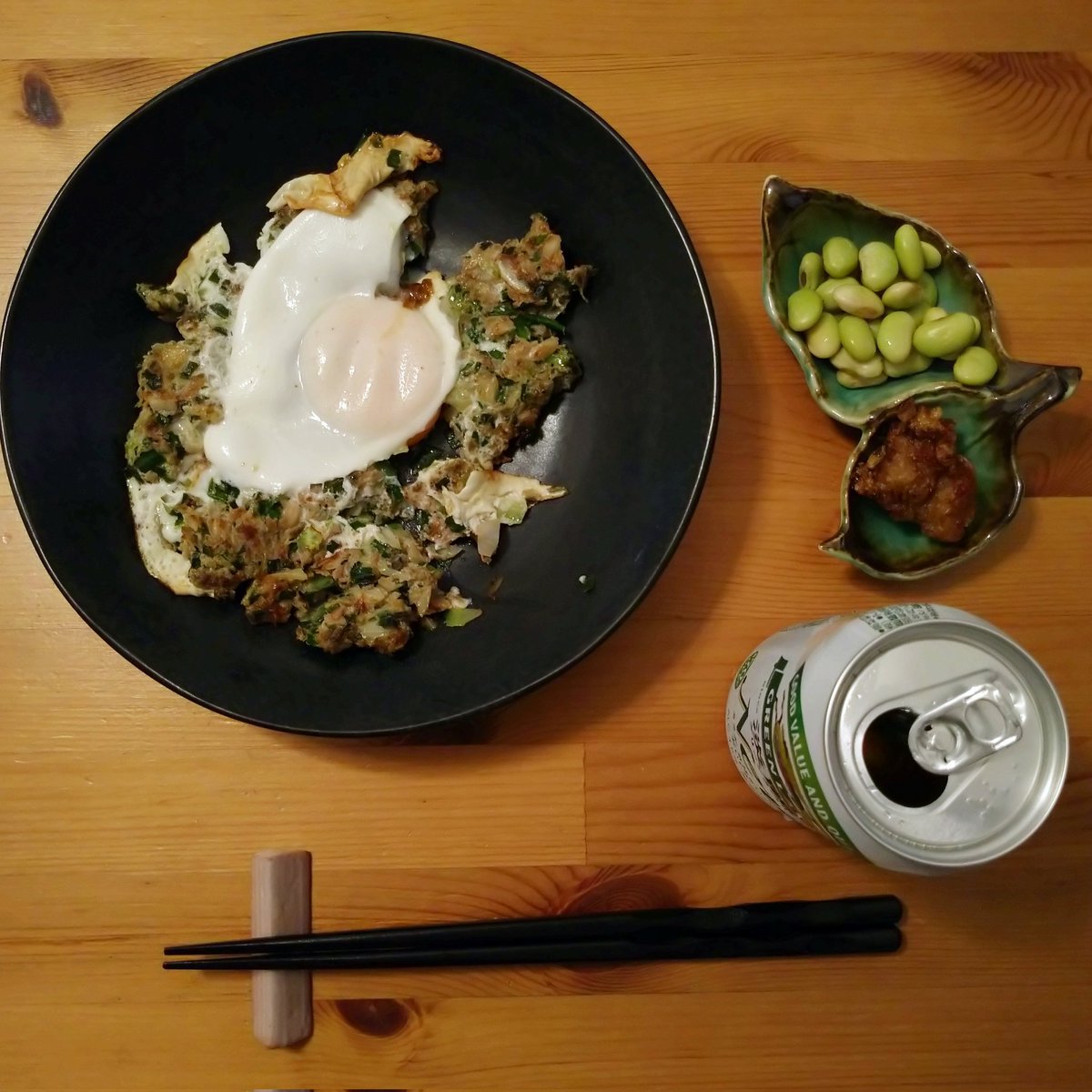 今日の夕飯💕餃子のあんこ焼き😂餃子仕込んだので余り物です😁ハッピー豆と昼間食べた唐揚げの残りも一緒に🤣今日も軽めに✨いただきま～す💕🤣呑まれる方はかんぱーい🍻