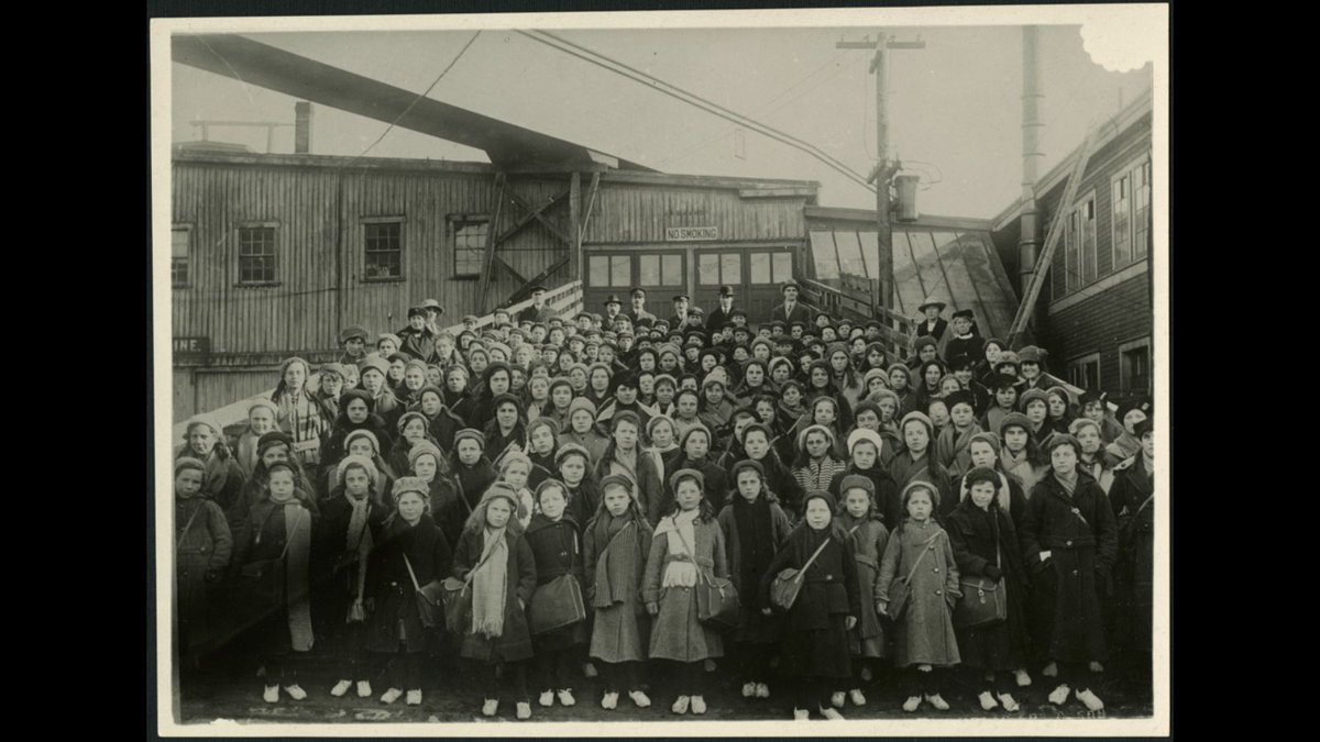 CanMusHistory's tweet photo. Between the 1860s and the 1930s, over 100,000 poor or orphaned children from 🇬🇧 were sent to 🇨🇦 in the hope of lifting them out of poverty. Known as Home Children, they were sent to live with families in rural areas.

(1/3) https://t.co/7VnFedgvJn