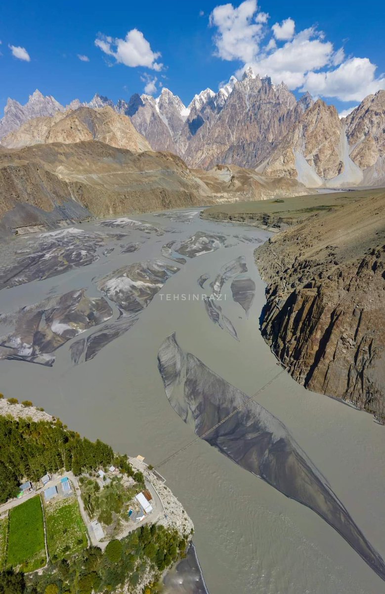 PakinJeddah's tweet photo. Passu Cones, Hussaini Bridge and Hunza River, all in one frame.
#Pakistan
#pakinjeddah
#BeautifulPakistan
#Passu
#Passucone
#Hunza
#hunzariver https://t.co/OrG991aEyB