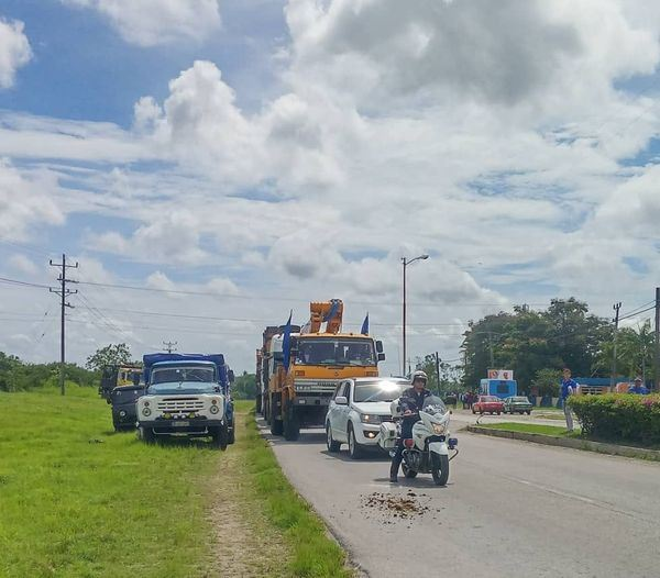 AleLRoss198's tweet photo. La Habana está en recuperación. Los vecinos acumulan arboles caídos, mientras comunales realiza sus labores, mientras brigadas eléctricas de todas las provincias están distribuidas en las provincias de Pinar de Río, Artemisa, La Habana y Mayabeque. #FuerzaPinar #SoyCederista https://t.co/rz7B6i6QoQ