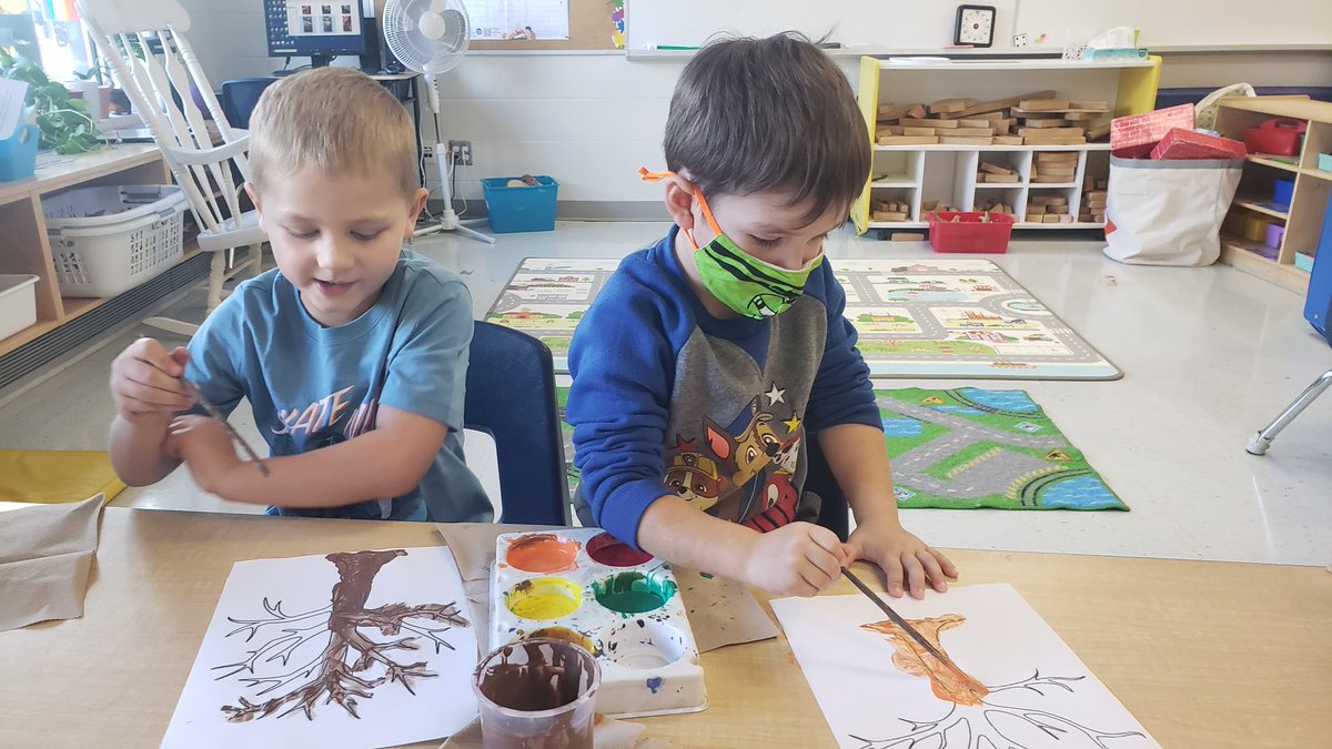 amisen114's tweet photo. Painting the changing colours of the leaves with our fingers! #gettingmessy #Kindergarten2022 https://t.co/pLrmbluCJw