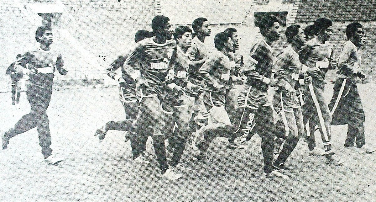 Los íntimos entrenando en su casa de Matute. 
En la vista los muchachos que se fueron en el 87 antes de ganarle a la U en el Nacional, el último clásico de ellos. Al frente el verdugo Lucho Escobar.
Arriba Alianza toda la vida!!
<a href="/LibroHyLCAL_Li/">Libro Historia y Leyenda del Club Alianza Lima</a> <a href="/memorias_al/">Memorias De Una Piel</a> <a href="/DanijesusRG/">Danny RG</a>