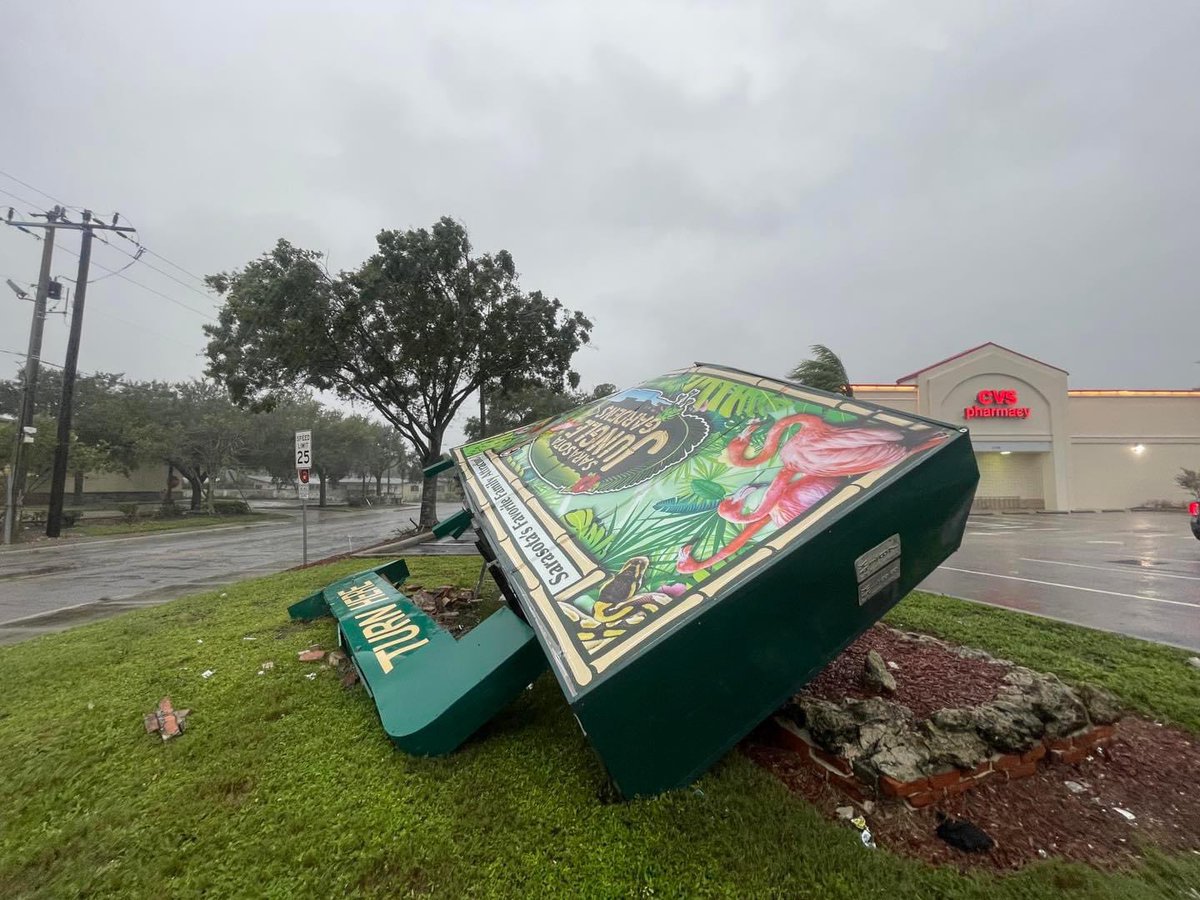 Iconic Jungle Gardens sign in north Sarasota is down. Celebrated my son’s 2nd birthday here. My dad used to take me there when I was 2… #HurricaneIan