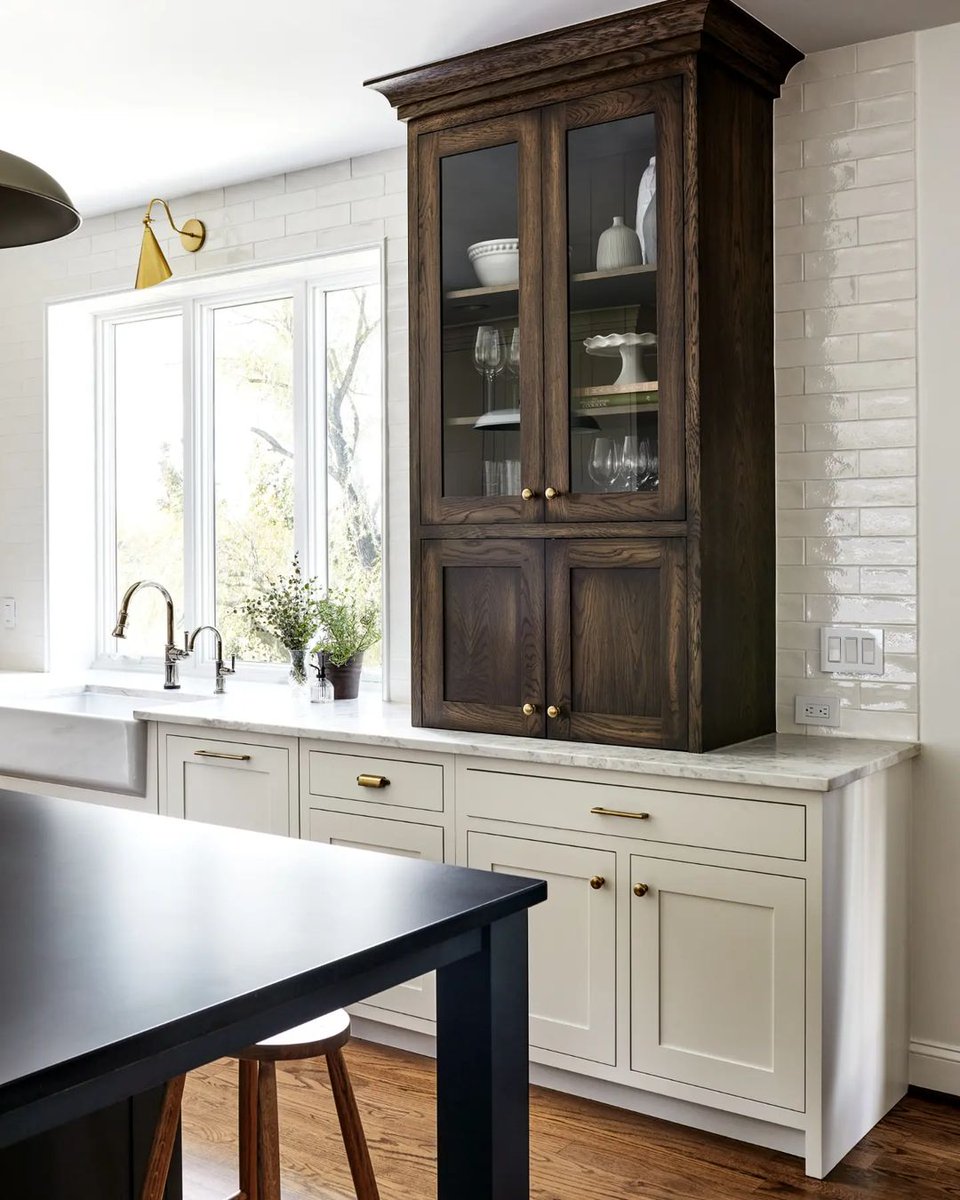 AmericanHardwds's tweet photo. Make a bold design statement with #RealAmericanHardwood.
Cabinetry by #uniquekitchensandbaths
Photo by #stacyzaringoldberg
#ukbdesignstudio #ukbcabinetry #AmericanHardwoods #realwood #wood #design #interiordesign #kitchens #kitchendesign #cabinetry #cabinets https://t.co/B33yBjhqcJ