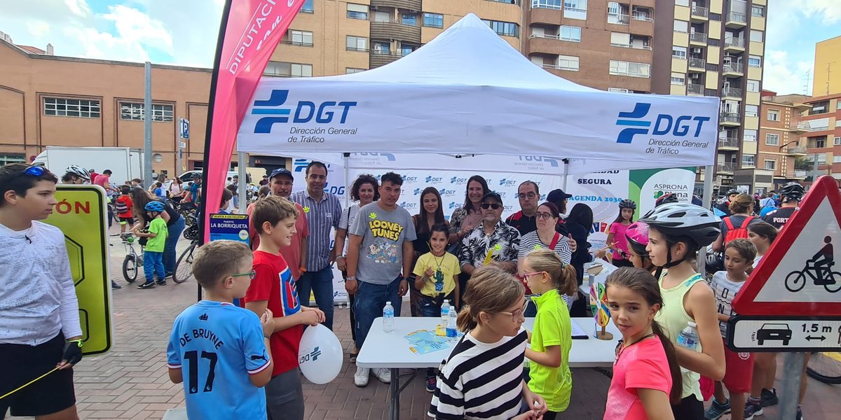 DGTes's tweet photo. Para clausurar #SEM2022, las personas discapacitadas del Centro Ocupacional @AspronaAlbacete han participado en este paseo en #bici por la ciudad de #Albacete con unos triciclos de la #DGT.

@AytoAlbacete @dipualba

#SemanaEuropeaDeLaMovilidad #ConectandoMejor #BetterConnections https://t.co/hKpu5fuems