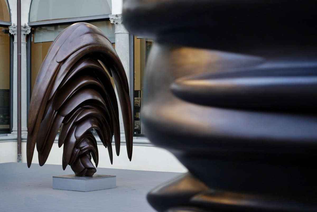 MuseoNovecento's tweet photo. La mostra “#TonyCragg. Transfer” è un vero e proprio omaggio alla #scultura. 
Le sale espositive del Museo Novecento ospitano oltre 100 lavori che vogliono raccontare il processo di elaborazione creativa dell’artista inglese e la sua prolifica e poliedrica attività. https://t.co/ZJKHqAkCDO
