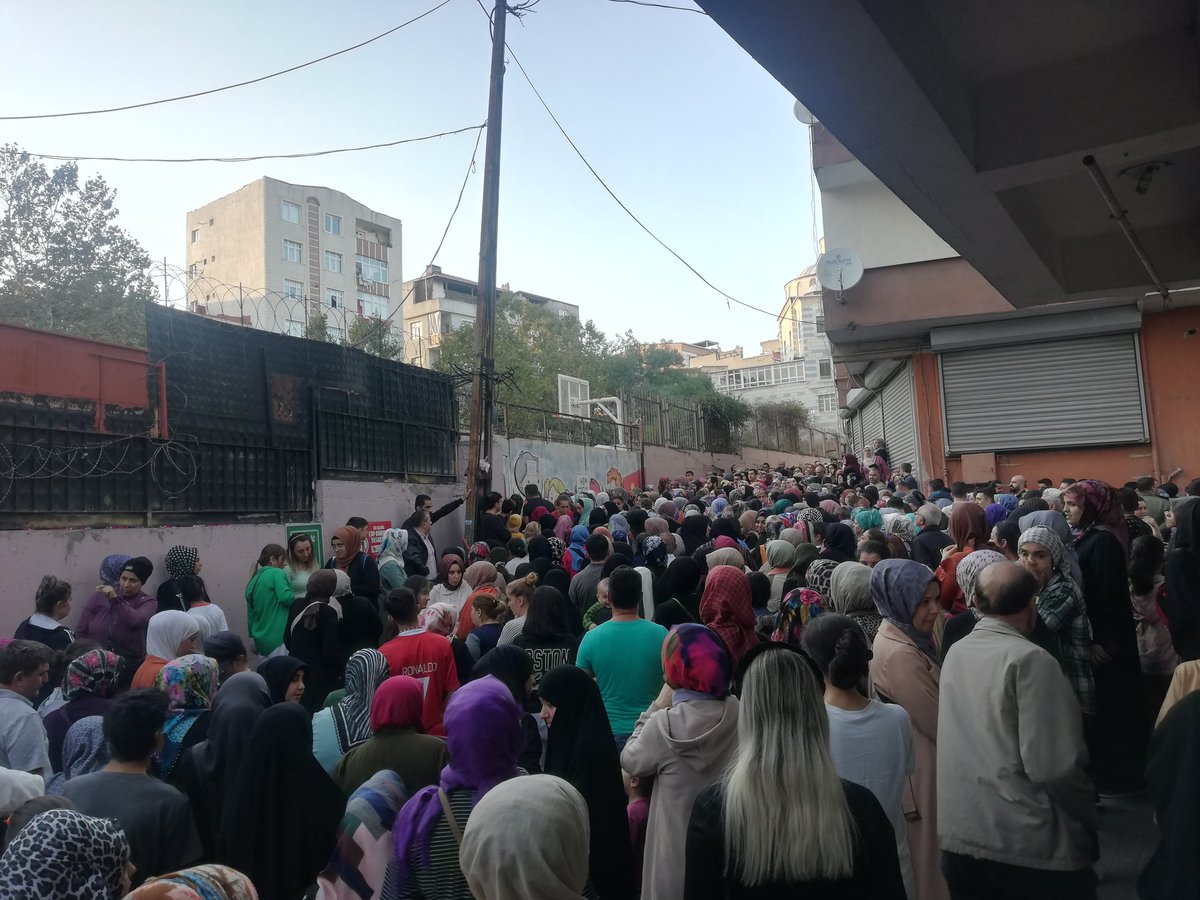 ErezBurhan's tweet photo. Burası İstanbul Esenler'de bir ilkokul millet çocuğunu bu kalabalıkta nasıl görebilir https://t.co/17pAwPvdoc