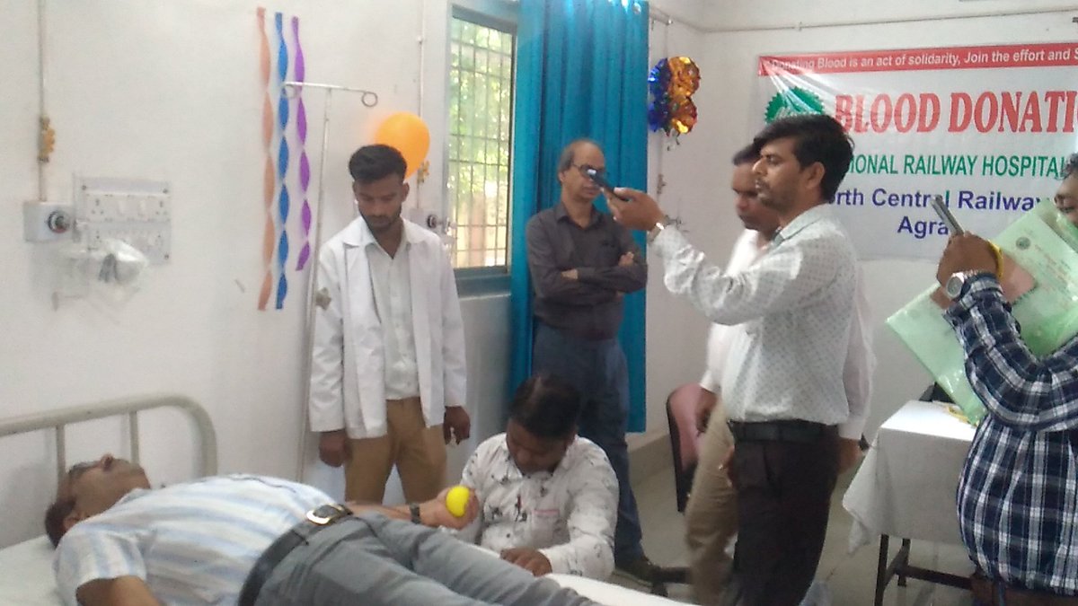 AgcCms's tweet photo. @CPRONCR @GMNCR1 @DRM_Agra @MoHFW_INDIA आज दिनांक 28.09.2022 को मंडलीय रेलवे चिकित्सालय, उ.म.रे, आगरा छावनी में आयोजित रक्तदान कार्यक्रम में श्री वीरेन्द्र वर्मा, अपर मंडल रेल प्रबंधक (एसएस), उ.म.रे., आगरा ने रक्तदान किया। https://t.co/FmcbZlGNWK