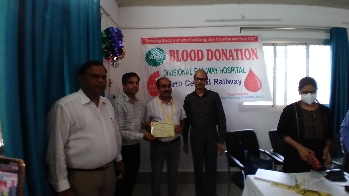 AgcCms's tweet photo. @CPRONCR @GMNCR1 @DRM_Agra @MoHFW_INDIA आज दिनांक 28.09.2022 को मंडलीय रेलवे चिकित्सालय, उ.म.रे, आगरा छावनी में आयोजित रक्तदान कार्यक्रम में श्री वीरेन्द्र वर्मा, अपर मंडल रेल प्रबंधक (एसएस), उ.म.रे., आगरा ने रक्तदान किया। https://t.co/FmcbZlGNWK