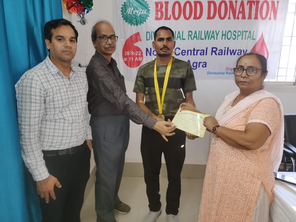 AgcCms's tweet photo. @CPRONCR @DRM_Agra @GMNCR1 @MoHFW_INDIA  आज दिनांक 28.09.2022 को मंडलीय रेलवे चिकित्सालय, उ.म.रे., आगरा छावनी में विभिन्न रेलवे अधिकारियों एवं कर्मचारियों ने राष्ट्रव्यापी रक्तदान अभियान के अंतर्गत रक्तदान किया। रक्तदाताओं को प्रशस्ति पत्र एवं पदक दिए गए। https://t.co/61i5fjfpmK