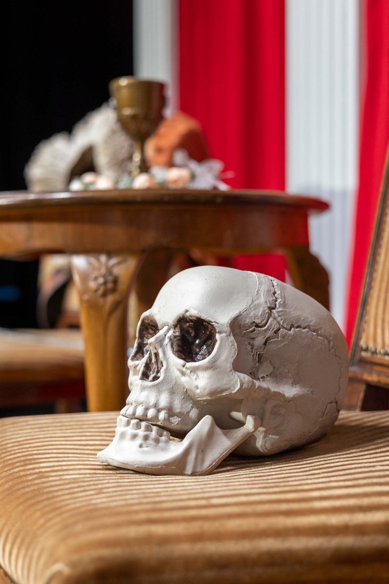 #Premiere von HEUTE WEDER HAMLET bei uns im Foyer, heute 19:30, unsere Eigenproduktion der #Komödie von Rainer Lewandowski. Mit Sebastian Krähenbühl als Ingo Sassmann. Alle Infos: theaterwinterthur.ch/heute-weder-ha… #Theater #Winterthur