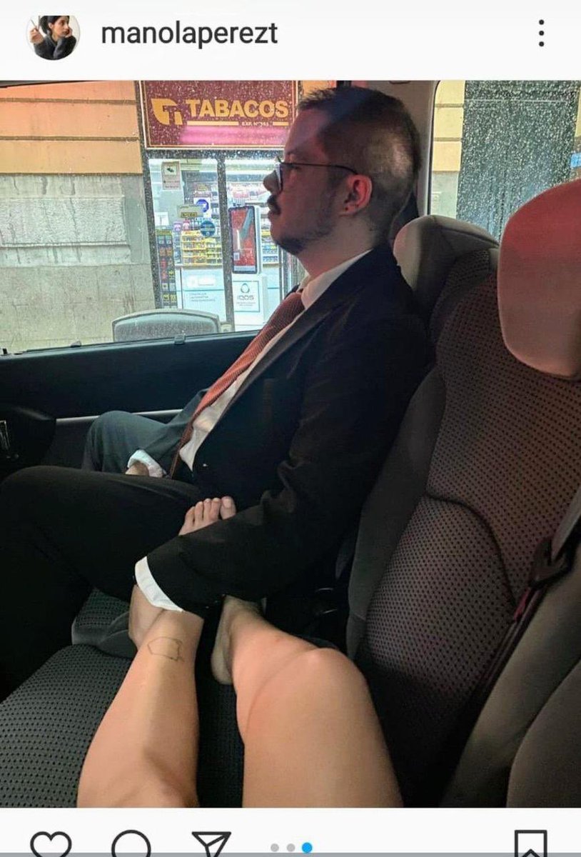 T13's tweet photo. 🔹Tras controvertida foto de embajador chileno en España, Asoc. de Diplomáticos de Carrera emite declaración donde observan "con preocupación múltiples e innecesarias polémicas en materia de relaciones exteriores". Piden nombramiento de embajadores según carrera profesional. https://t.co/dbHSmyiF00