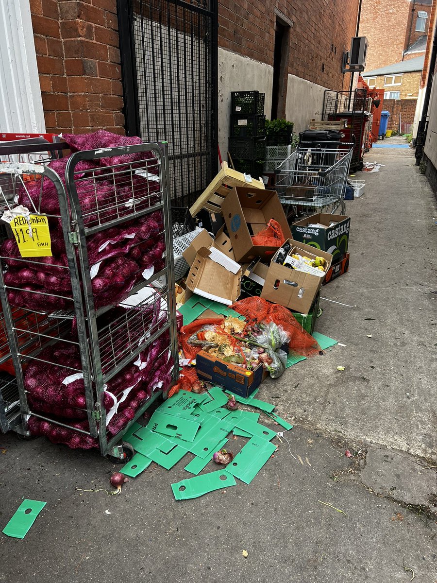 sjumatia's tweet photo. Hello this is 14Melton Road LE4 5EA grocery shop harassing the local residents. Made complaints but no actions taken @leicspolice @LPCityCentre @LeicesterVoice @CityMayorLeic https://t.co/v0XOSRKU1V