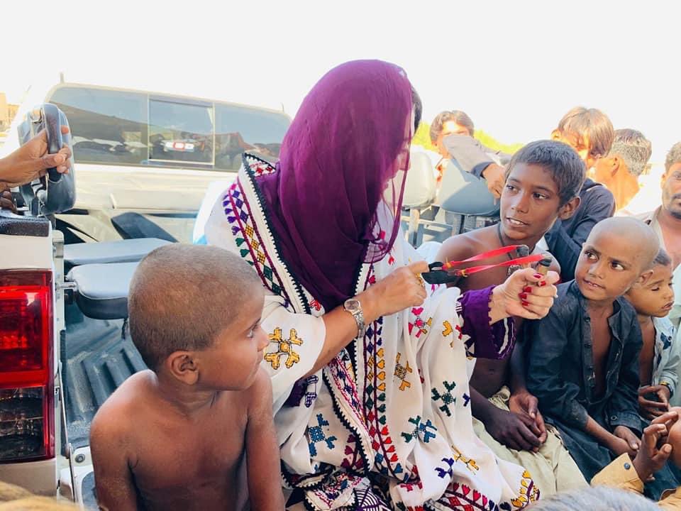 shaista_balouch's tweet photo. اسٽيپ فائونڊيشن جي چيئرپرسن ميڊم شائسته بلوچ جن علي واهڻ باء پاس جي ٽي روڊ جي ڪناري تي ڪيمپن ۾ ويٺل بارش متاثرين ٻارڙن ۾ جتيون ، ڪپڙا ۽ فوڊ پيڪٽ تقسيم ڪيا.
#stepfoundation
#floodinpakistan2022
#floods #flooding
#climatechange
#shaistabaloch https://t.co/yCiMEByuTk