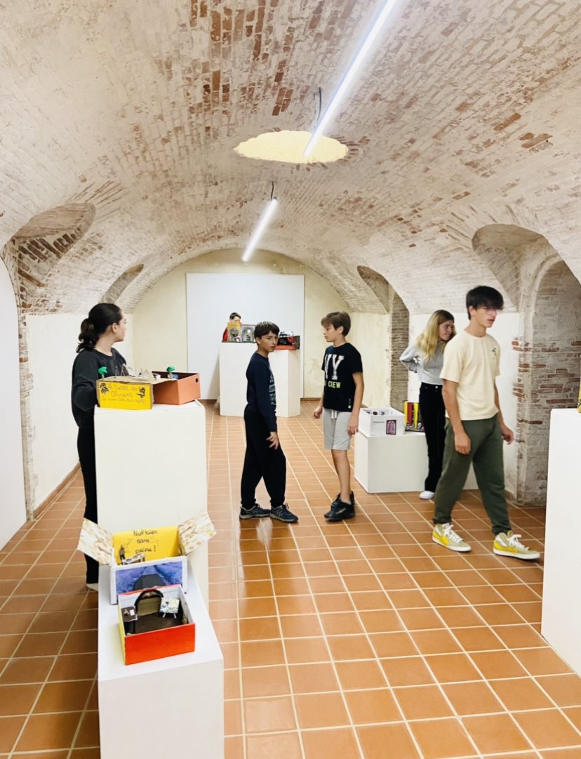 Wesolowluce's tweet photo. Montage Exposition Fake News @Patrimoinefill1 Élèves volontaires 4F, 3F et anciens 3F , parents d’élèves, M.Boreani Pôle arts plastiques @6fourslesplages #Exposer #EAC #PEAC @AcademieNice @CardieNice @CroisonnierH @LaetitiaOucher1 @EpsAcNice #ArtsPlastiques https://t.co/gYuhTJb0cB