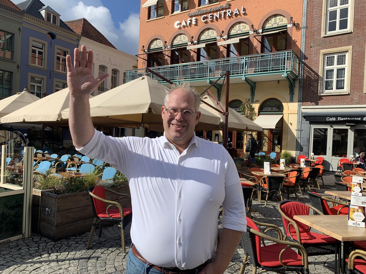 omroepvenlo's tweet photo. De tijd van Arno Hendericks als uitbater van Cafe Central in Venlo zit er bijna op. 11 jaar lang was de Venlonaar het gezicht van misschien wel de meest bekende horecazaak van Venlo, maar dat is vanaf zaterdag verleden tijd.
https://t.co/T41M0OJORP https://t.co/MDgtBb93zp