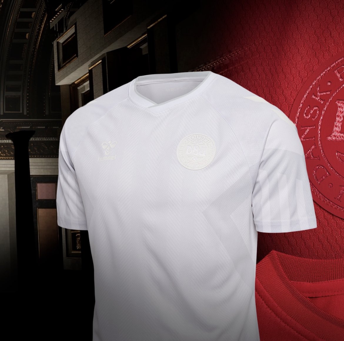 L'équipementier Hummel a dévoilé les maillots du Danemark 🇩🇰 pour la prochaine Coupe du Monde au Qatar ⚽. Et c'est pour le moins... troublant !

"Nous ne souhaitons pas être visibles lors d'un tournoi qui a coûté la vie à des milliers de personnes" a déclaré la marque.