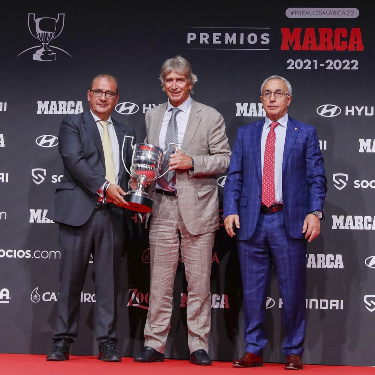 Manuel Pellegrini ha recogido el Trofeo Miguel Muñoz como mejor entrenador de la temporada 2021/2022 en los #PremiosMARCA22 👨‍🏫🔝

¡Más que merecido, <a href="/Ing_Pellegrini/">Manuel Pellegrini R.</a>! 🙌🏆