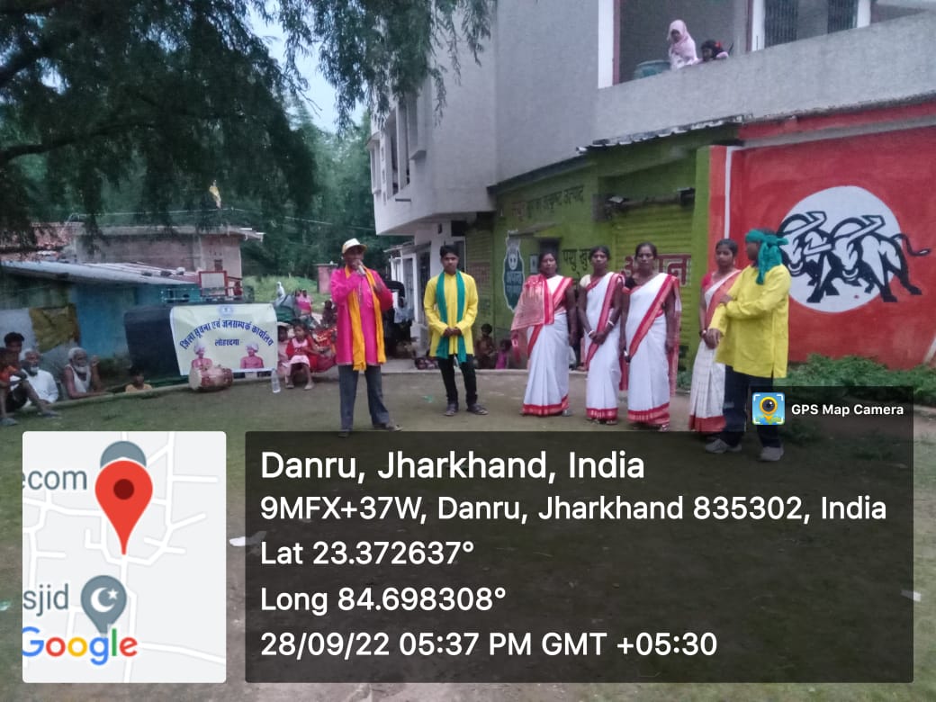 AlmaMaterOrg's tweet photo. आज मुखिया की उपस्थित मे वज्रपात से बचाव के लिये गॉव #danru ब्लॉक #सेन्हा #लोहरदगा #Jharkhand मे गीत तथा नुक्कड़ नाटक के माध्यम से जागरूकता अभियान चलाया गया है l @DC_LOHARDAGA https://t.co/BGQtZR2ug2