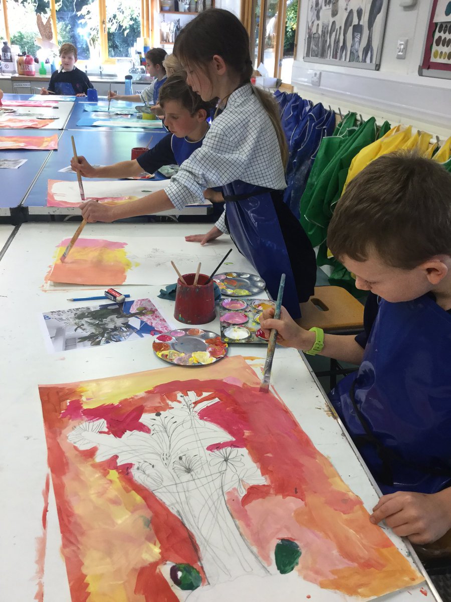 CarrdusArt's tweet photo. Year 5 Art club- painting still lives and mixing colours #painting #mixing https://t.co/cOj47bEKYe