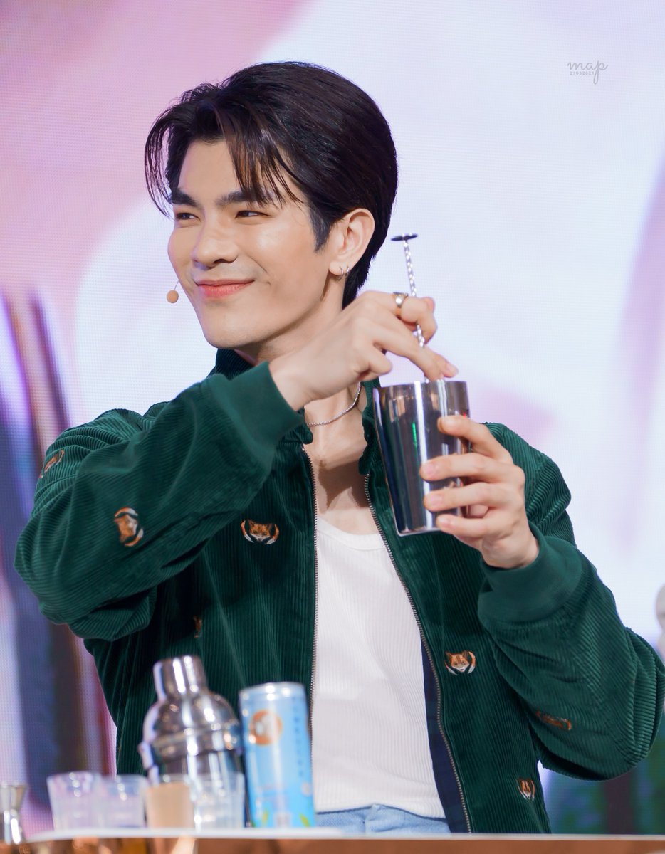 อย่ายิ้ม เดี๋ยวผมตาย
ถ้าคุณยิ้ม ผมละลาย 😵

#D7GrandOpeningxMileApo
<a href="/milephakphum/">mile phakphum</a> #MilePhakphum
