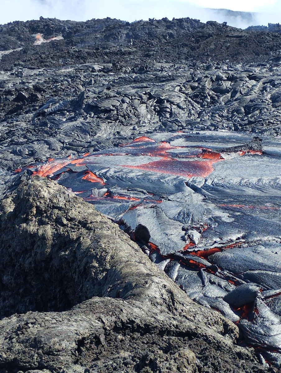 ObsFournaise's tweet photo. 🌋 Belle activité d'écoulement en lave cordée aujourd'hui au Piton de La Fournaise. Avec des résurgences au niveau des tunnels de lave situés au pied du cône éruptif. ©️ OVPF-IPGP https://t.co/wMGJHtYLm3